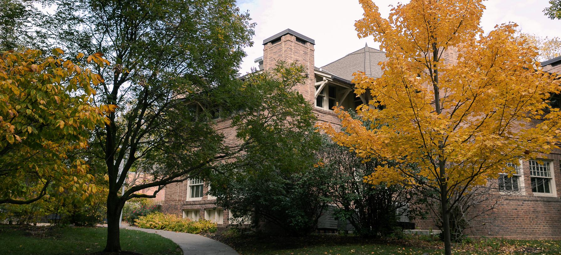 Building on 克里特岛 Campus in the Fall